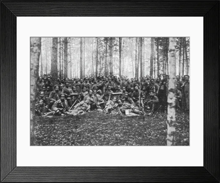 Framed Print : Visions de guerre sur le front russe; la compagnie de chasseurs qui a pris des tranchees... 1916. Creator: L.H Grondijs Framed Print : Visions de guerre sur le front russe; la compagnie de chasseurs qui a pris des tranchees... 1916. Creator: L.H Grondijs