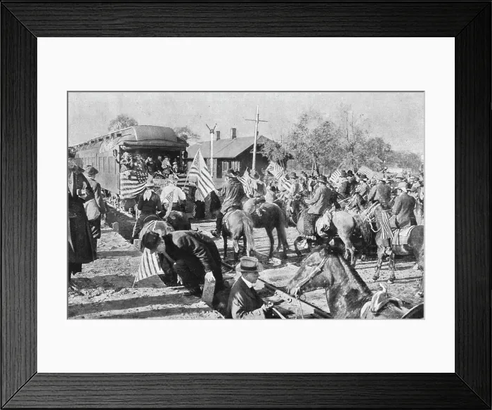 Framed Print : La bataille presidentielle aux etats-unis; une scene typique de la campagne electorale... 1916. Creator: Underwood & Underwood. La bataille presidentielle aux etats-unis; une scene typique de la campagne electorale... 1916