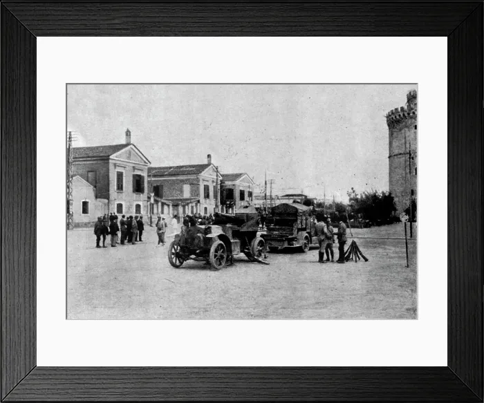 Framed Print : L'etat de siege a Salonique; Auto-canon en batterie pres de la Tour Blanche, 1916. Creator: Unknown Framed Print : L'etat de siege a Salonique; Auto-canon en batterie pres de la Tour Blanche, 1916. Creator: Unknown