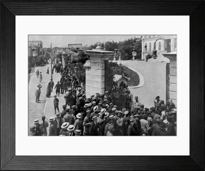 Framed Print : L'etat de siege a Salonique; nos soldats gardent l'entrée de la Prefecture, 1916. Creator: Unknown Framed Print : L'etat de siege a Salonique; nos soldats gardent l'entrée de la Prefecture, 1916. Creator: Unknown