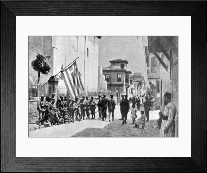 Framed Print : L'etat de siege a Salonique; Poste de soldats francais dans une rue de Salonique, 1916. Creator: Unknown Framed Print : L'etat de siege a Salonique; Poste de soldats francais dans une rue de Salonique, 1916. Creator: Unknown