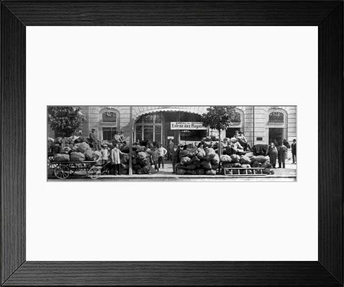 Framed Print : Les envois de pain; aux prisonniers de guerre: devant les magasins du Bureau secours... 1916. Creator: Unknown Framed Print : Les envois de pain; aux prisonniers de guerre: devant les magasins du Bureau secours... 1916. Creator: Unknown