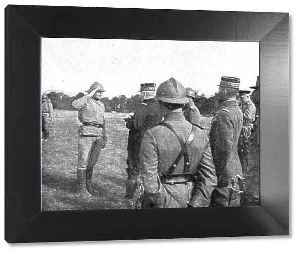 Visite du general Joffre aux troupes Russes en Champagne; Le general en chef felicite un... 1916. Creator: Unknown