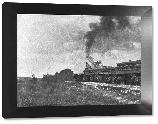 La Bataille de la Somme; Projectiles d'artillerie lourde transportes vers le front, 1916. Creator: Unknown