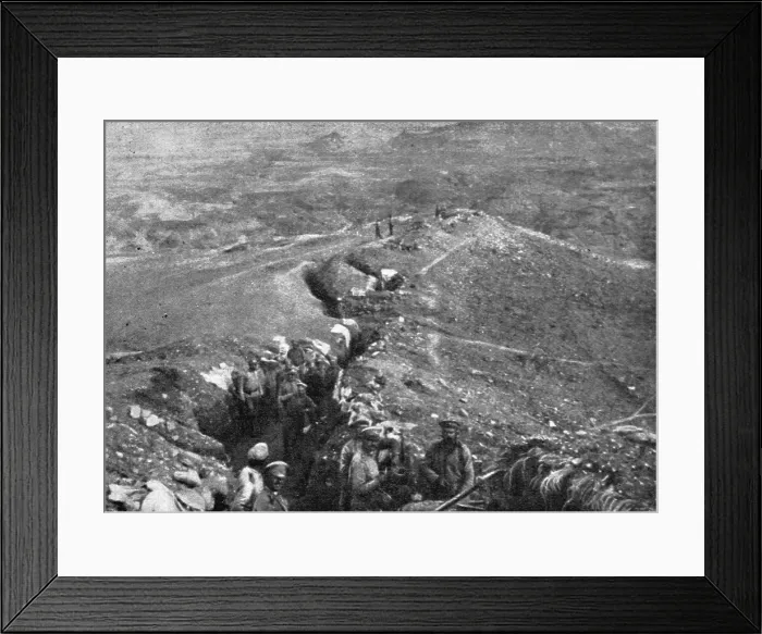 Framed Print : Le front russe d'asie; une tranchee russe dans la region de Baibourt, 1916. Creator: Unknown Framed Print : Le front russe d'asie; une tranchee russe dans la region de Baibourt, 1916. Creator: Unknown