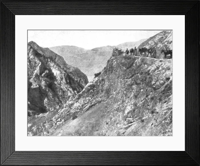 Framed Print : Le front russe d'asie; Convoi dans le Kop-Dagh, entre Erzeroum et Baibourt, 1916. Creator: Unknown Framed Print : Le front russe d'asie; Convoi dans le Kop-Dagh, entre Erzeroum et Baibourt, 1916. Creator: Unknown