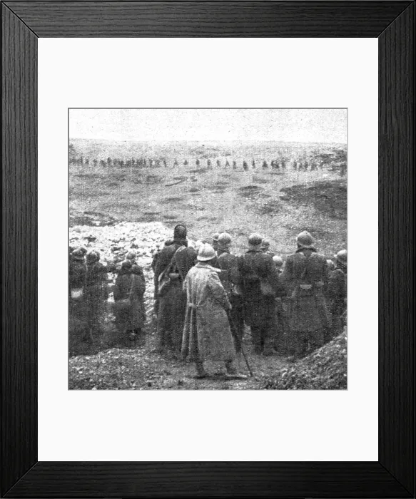 Framed Print : De l'emplacement de la ferme Thiaumont, les Senegalais regardent defiler les prisonniers... 1916. Creator: Unknown Framed Print : De l'emplacement de la ferme Thiaumont, les Senegalais regardent defiler les prisonniers... 1916. Creator: Unknown