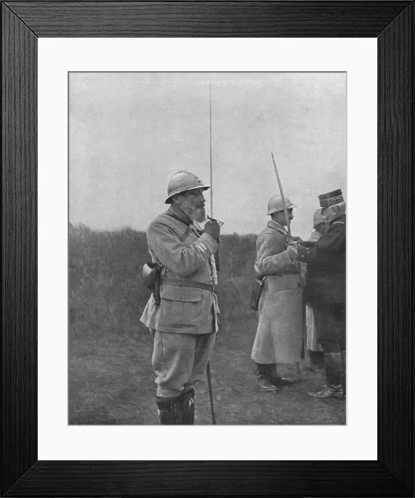Framed Print : Nos Preux; La veille de l'offensive de la Somme, le general en chef a voulu voir les... 1916. Creator: Unknown Framed Print : Nos Preux; La veille de l'offensive de la Somme, le general en chef a voulu voir les... 1916. Creator: Unknown