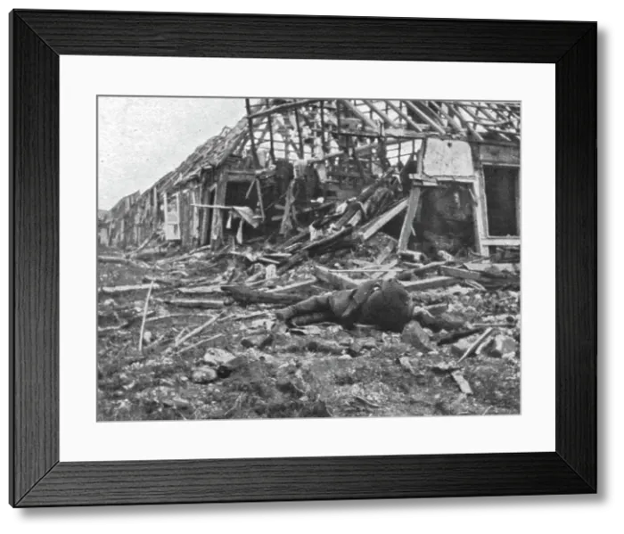 Framed Print : Les combats au Nord de la Somme; Dans les ruines de Curlu, 1916. Creator: Unknown Framed Print : Les combats au Nord de la Somme; Dans les ruines de Curlu, 1916. Creator: Unknown