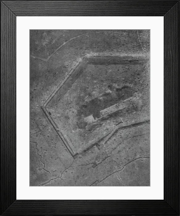 Framed Print : Le fort de Douaumomt apres les bombardements allemands de fevrier dernier, 1916. Creator: Unknown Framed Print : Le fort de Douaumomt apres les bombardements allemands de fevrier dernier, 1916. Creator: Unknown