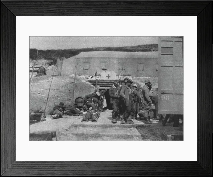 Framed Print : La Bataille de la Somme; Blesses allemands au poste d'evacuation, 1916. Creator: Unknown Framed Print : La Bataille de la Somme; Blesses allemands au poste d'evacuation, 1916. Creator: Unknown