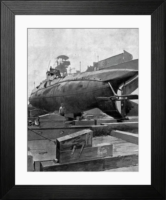 Framed Print : Un sous-marin allemand peche par les Anglais; d'apres un cliché pris par les correspond... 1916. Creator: Unknown Framed Print : Un sous-marin allemand peche par les Anglais; d'apres un cliché pris par les correspond... 1916. Creator: Unknown