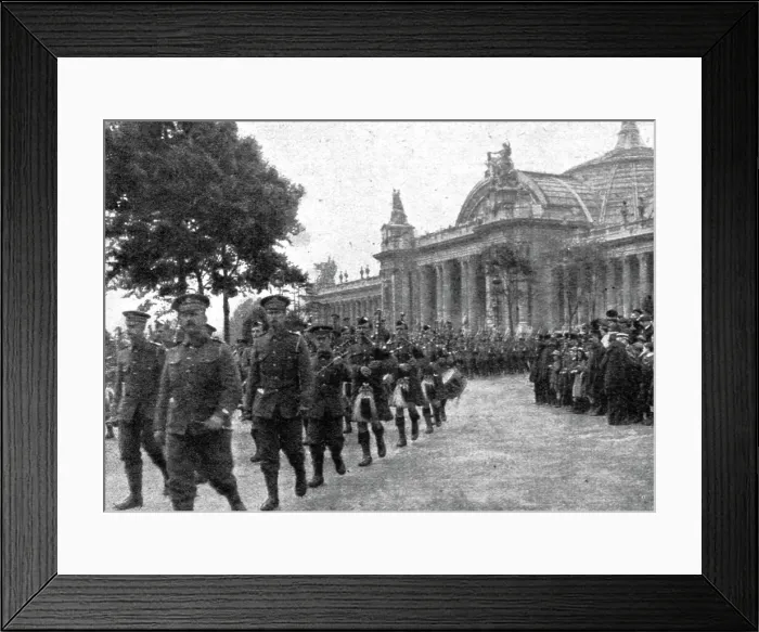 Framed Print : Le 14 juillet 1916 a Paris; les Bag-pipers ecossais, 1916. Creator: Unknown. Le 14 juillet 1916 a Paris; les Bag-pipers ecossais, 1916. Creator: Unknown Framed Print : Le 14 juillet 1916 a Paris; les Bag-pipers ecossais, 1916. Creator: Unknown. Le 14 juillet 1916 a Paris; les Bag-pipers ecossais, 1916. Creator: Unknown