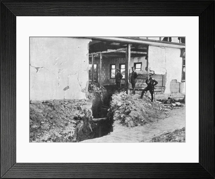 Framed Print : La victorieuse offensive Russe; Une tranchee autrichienne dans une maison en ruines a... 1916. Creator: Unknown Framed Print : La victorieuse offensive Russe; Une tranchee autrichienne dans une maison en ruines a... 1916. Creator: Unknown