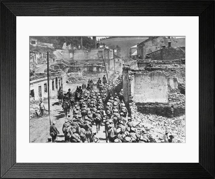 Framed Print : La victorieuse offensive Russe; Enree de nos allies dans Boutchatch, en Galicie, 1916. Creator: Unknown Framed Print : La victorieuse offensive Russe; Enree de nos allies dans Boutchatch, en Galicie, 1916. Creator: Unknown