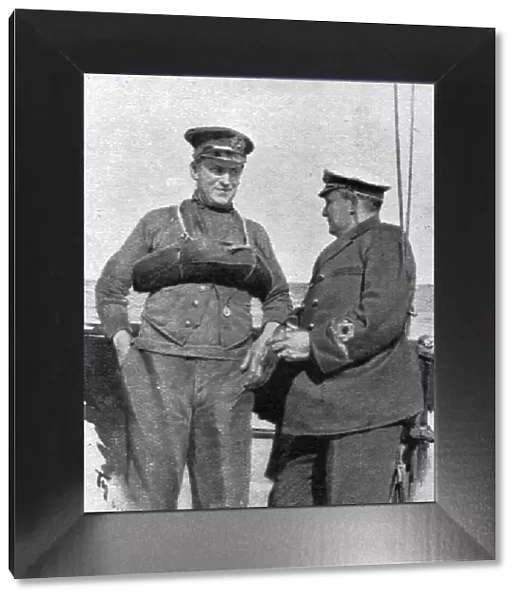 La flotte d'avant-garde; le dragage des mines. Le commandant du trawler et son skipper, 1916. Creator: Unknown