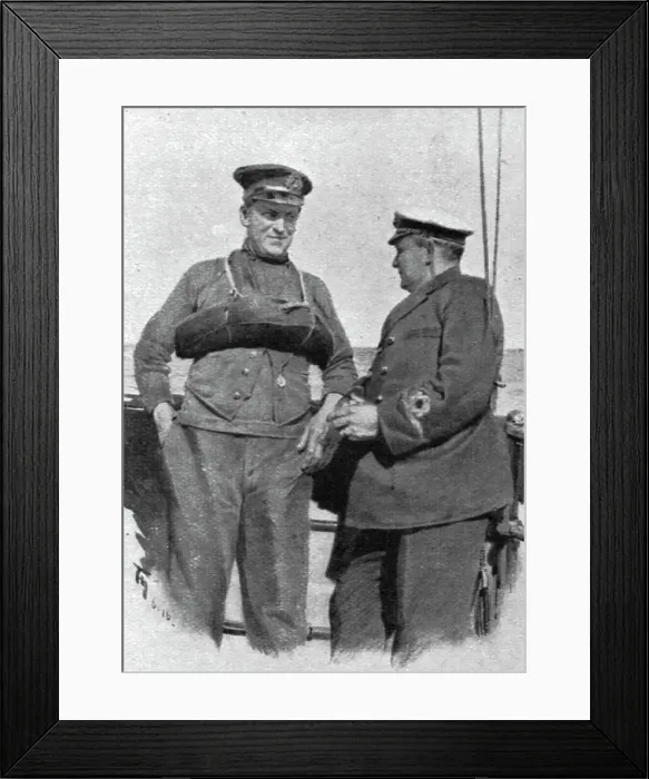 Framed Print : La flotte d'avant-garde; le dragage des mines. Le commandant du trawler et son skipper, 1916. Creator: Unknown Framed Print : La flotte d'avant-garde; le dragage des mines. Le commandant du trawler et son skipper, 1916. Creator: Unknown