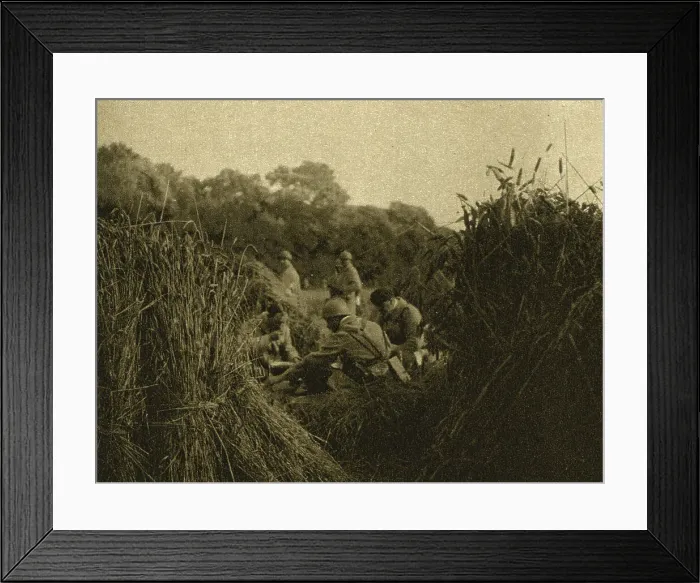 Framed Print : La Replique de Foch; A l'est de Montdidier; au cours de la progression; dejeuner... 1918. Creator: Unknown Framed Print : La Replique de Foch; A l'est de Montdidier; au cours de la progression; dejeuner... 1918. Creator: Unknown
