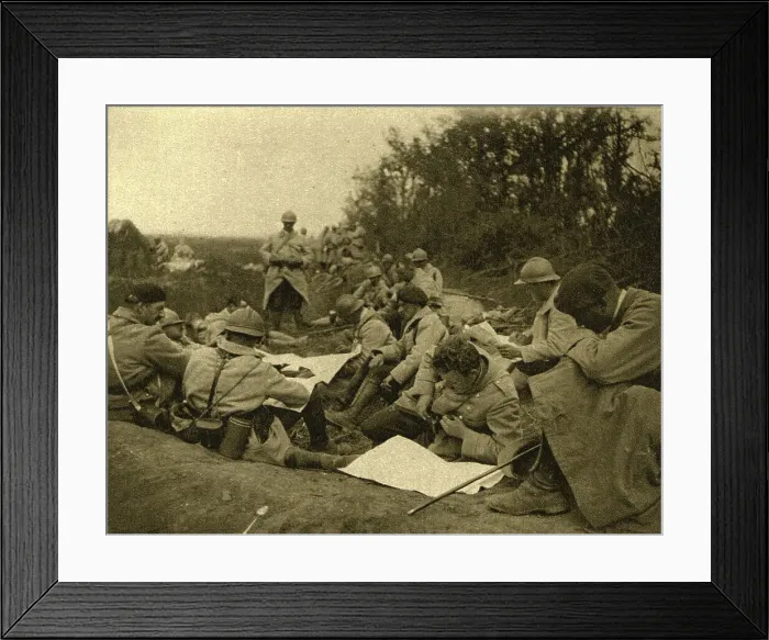 Framed Print : A l'est de Montdidier; les commandants de compagnie se concertent, 1918. Creator: Unknown Framed Print : A l'est de Montdidier; les commandants de compagnie se concertent, 1918. Creator: Unknown