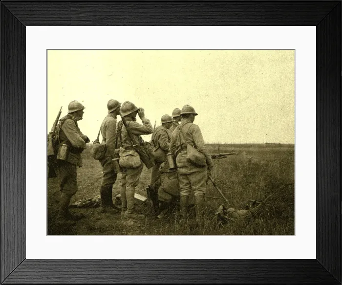 Framed Print : A l'est de Montdidier; Mitrailleuse tirant a decouvert sur des groupes d'ennemis en... 1918. Creator: Unknown
