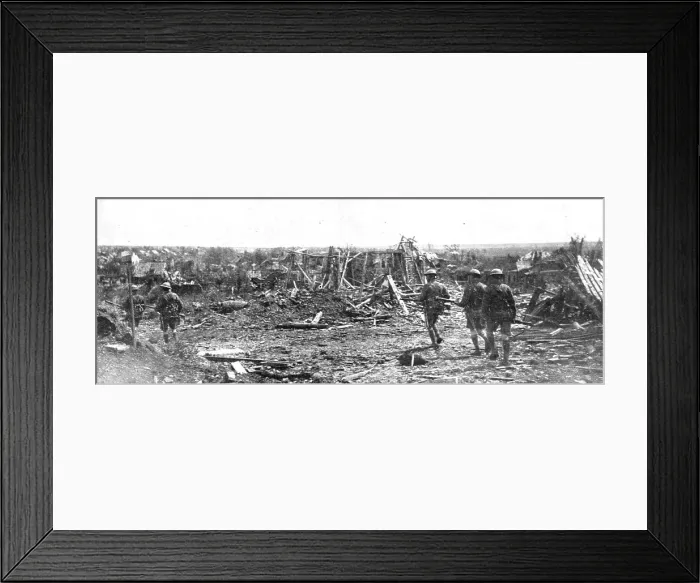 Framed Print : Les Britanniques au Nord de la Somme... 1918. Creator: Unknown Framed Print : Les Britanniques au Nord de la Somme... 1918. Creator: Unknown