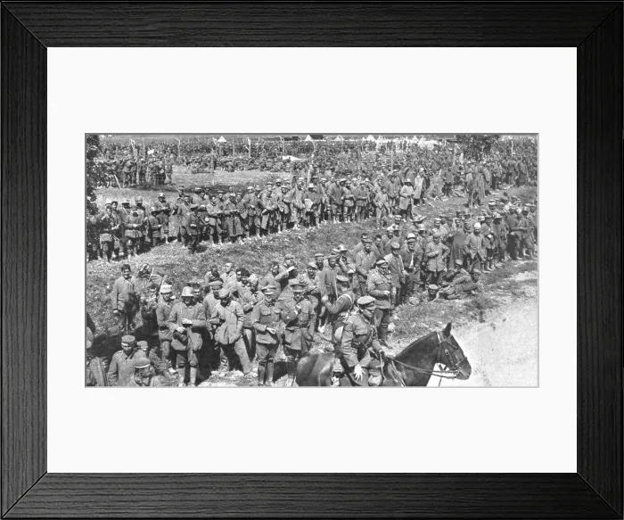 Framed Print : Les Britanniques au Nord de la Somme... 1918. Creator: Unknown Framed Print : Les Britanniques au Nord de la Somme... 1918. Creator: Unknown