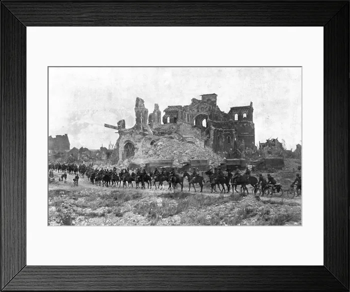 Framed Print : Les Britanniques au Nord de la Somme... 1918. Creator: Unknown Framed Print : Les Britanniques au Nord de la Somme... 1918. Creator: Unknown