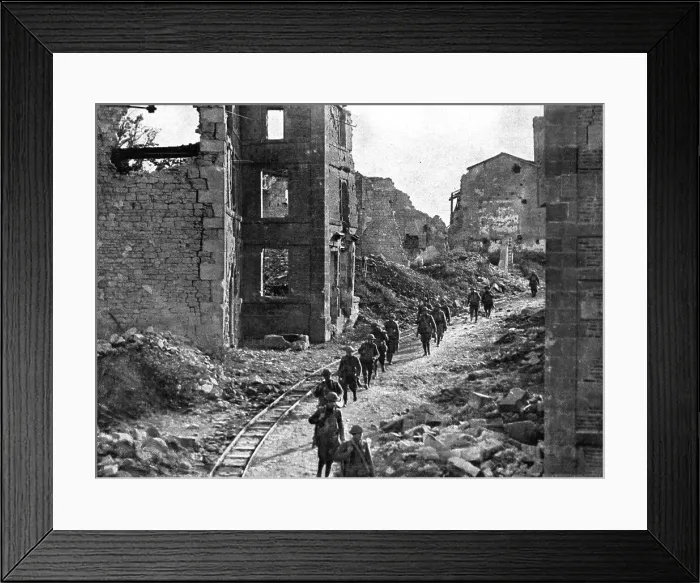 Framed Print : En Argonne; Soldats americains traversant les ruines de la petite ville historique de... 1918. Creator: Unknown Framed Print : En Argonne; Soldats americains traversant les ruines de la petite ville historique de... 1918. Creator: Unknown