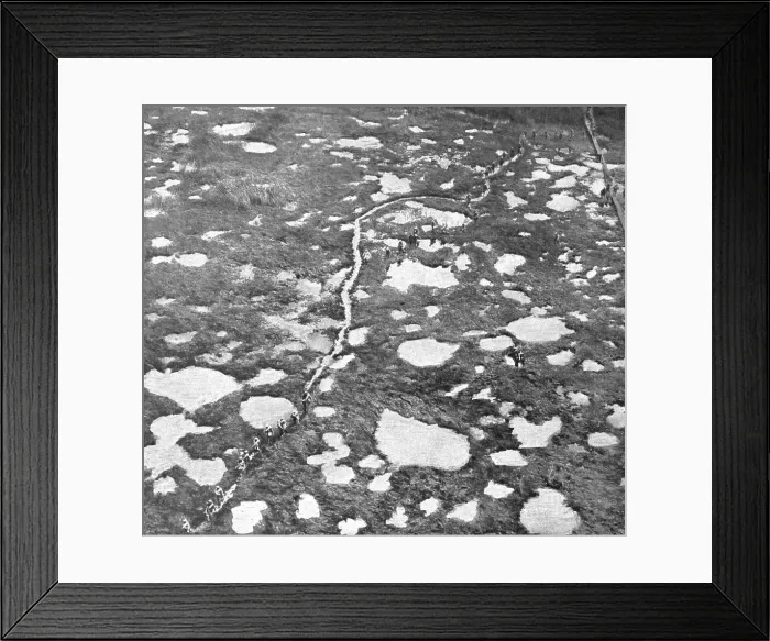Framed Print : En Champagne; L'attaque du 26 septembre 1918, au Nord de Tahure; fantassins un... 1918. Creator: Unknown Framed Print : En Champagne; L'attaque du 26 septembre 1918, au Nord de Tahure; fantassins un... 1918. Creator: Unknown