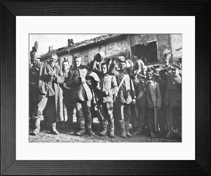 Framed Print : En Argonne; Pour ceux-la, la guerre est terminee; des prisonniers allemands saluent... 1918. Creator: Unknown Framed Print : En Argonne; Pour ceux-la, la guerre est terminee; des prisonniers allemands saluent... 1918. Creator: Unknown