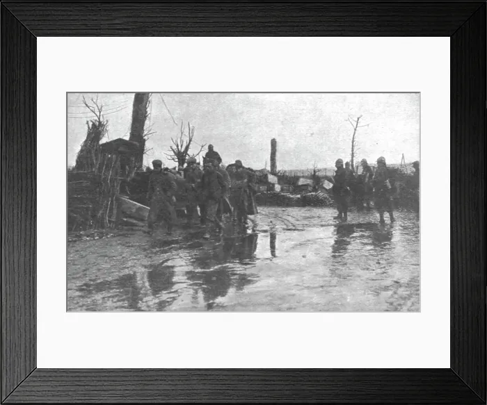 Framed Print : De L'Argonne aux Flandres; Prisonniers allemands traversant les etendues de boue... 1918. Creator: Unknown Framed Print : De L'Argonne aux Flandres; Prisonniers allemands traversant les etendues de boue... 1918. Creator: Unknown