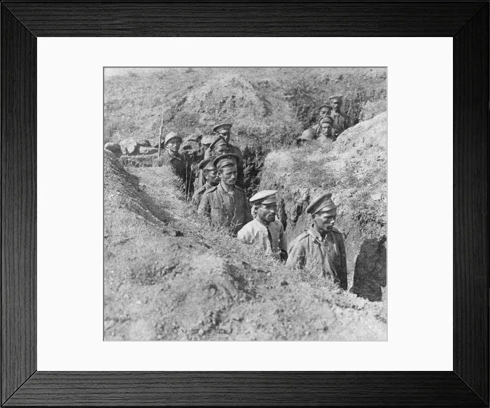 Framed Print : Sur le front d'orient; Soldats grecs, coiffes du casque, ramenant du Skra di Legen... 1918. Creator: Unknown Framed Print : Sur le front d'orient; Soldats grecs, coiffes du casque, ramenant du Skra di Legen... 1918. Creator: Unknown