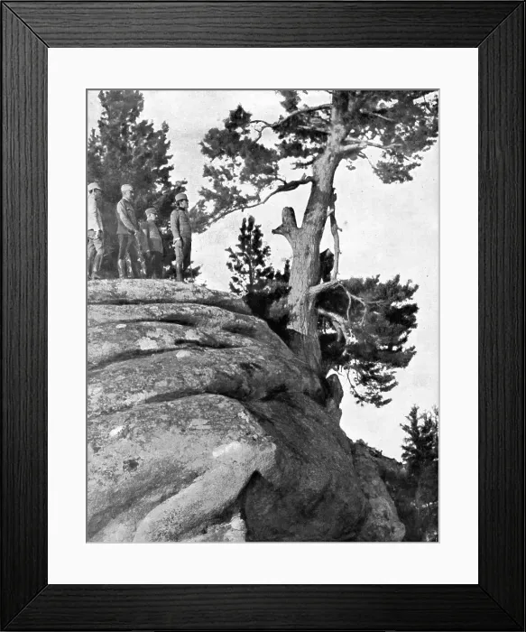 Framed Print : L'Heure Serbe; Depuis deux ans, ce rocher dresse au seuil de la Serbie servait... 1918. Creator: Unknown Framed Print : L'Heure Serbe; Depuis deux ans, ce rocher dresse au seuil de la Serbie servait... 1918. Creator: Unknown