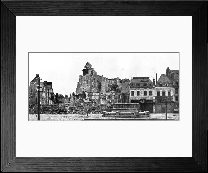 Framed Print : La pression Croissante de Foch; les ruines de la collegiale de Saint-Quentin degagee... 1918. Creator: Unknown Framed Print : La pression Croissante de Foch; les ruines de la collegiale de Saint-Quentin degagee... 1918. Creator: Unknown