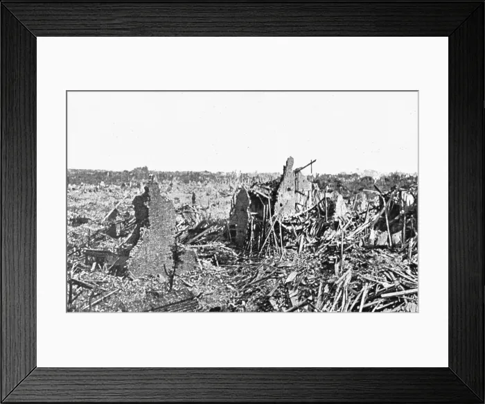 Framed Print : Ce qui fut Lens; De rares pans de mur restes debout au milieu de l'indescriptible chaos, 1918. Creator: Unknown Framed Print : Ce qui fut Lens; De rares pans de mur restes debout au milieu de l'indescriptible chaos, 1918. Creator: Unknown