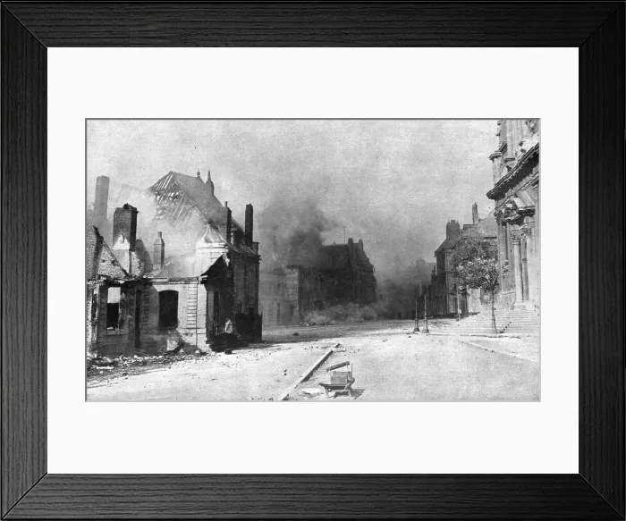 Framed Print : Le entrée dans Cambrai; Une rue du centre de la ville en feu; l'ennemi en retraite avait... 1918. Creator: Unknown Framed Print : Le entrée dans Cambrai; Une rue du centre de la ville en feu; l'ennemi en retraite avait... 1918. Creator: Unknown
