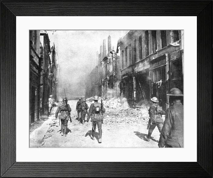 Framed Print : Le entrée dans Cambrai; Une des premieres patrouilles britanniques qui penetrerent... 1918. Creator: Unknown Framed Print : Le entrée dans Cambrai; Une des premieres patrouilles britanniques qui penetrerent... 1918. Creator: Unknown
