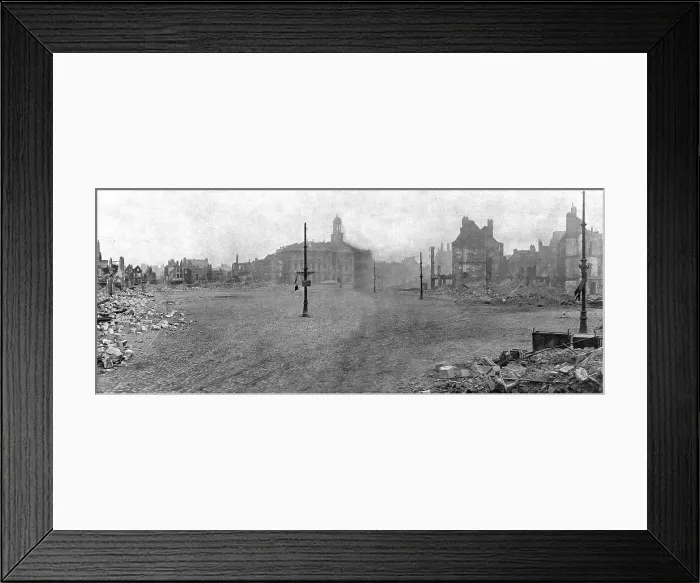 Framed Print : La Destruction de Cambrai; Dans Cambrai devaste et livre aux flammes; la place d'Armes... 1918. Creator: Unknown Framed Print : La Destruction de Cambrai; Dans Cambrai devaste et livre aux flammes; la place d'Armes... 1918. Creator: Unknown