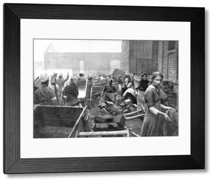 Framed Print : Parmi les populations delivrees; A caudry; habitants venus chercher les vivres... 1918. Creator: Unknown Framed Print : Parmi les populations delivrees; A caudry; habitants venus chercher les vivres... 1918. Creator: Unknown