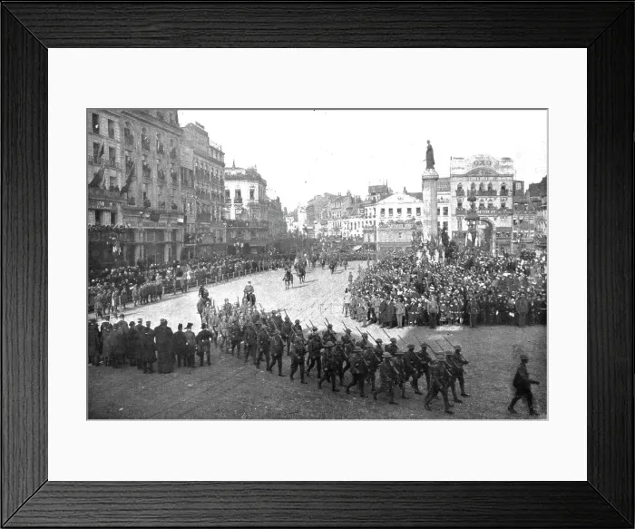 Framed Print : L'entrée Solennelle de Britanniques a Lille; Defile sur la Grande-Place des troupes... 1918. Creator: Unknown Framed Print : L'entrée Solennelle de Britanniques a Lille; Defile sur la Grande-Place des troupes... 1918. Creator: Unknown