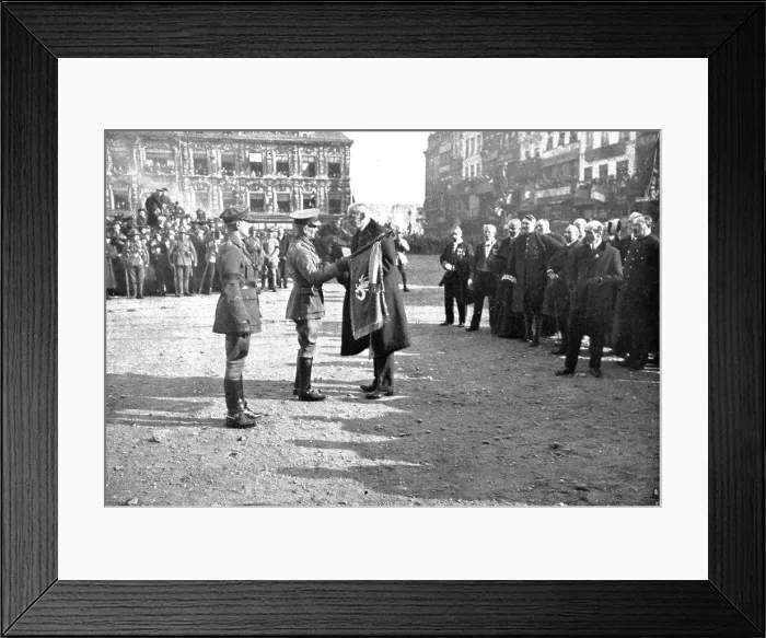Framed Print : L'entrée Solennelle de Britanniques a Lille; Le maire, M. Delesalle, remet au... 1918. Creator: Unknown Framed Print : L'entrée Solennelle de Britanniques a Lille; Le maire, M. Delesalle, remet au... 1918. Creator: Unknown