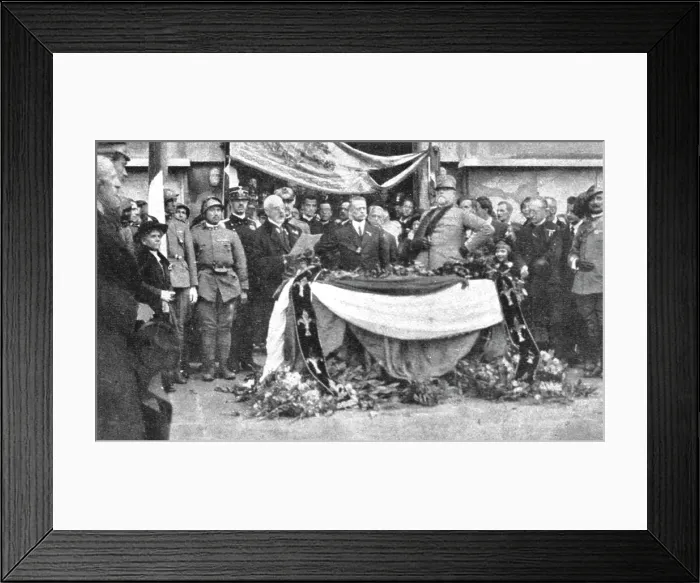 Framed Print : L'autriche succombe; Le 3 novembre, le premier syndic de Trieste italienne salue le... 1918. Creator: Unknown Framed Print : L'autriche succombe; Le 3 novembre, le premier syndic de Trieste italienne salue le... 1918. Creator: Unknown