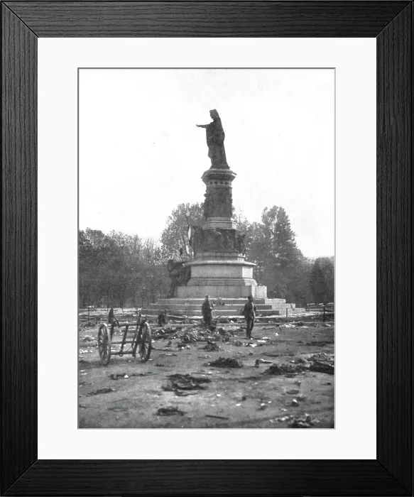 Framed Print : Trente Italienne; Les vestiges de la fuite autrichienne autour du monument du Dante, 1918. Creator: Unknown Framed Print : Trente Italienne; Les vestiges de la fuite autrichienne autour du monument du Dante, 1918. Creator: Unknown