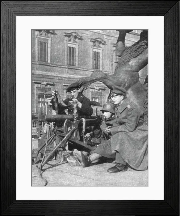 Framed Print : L'Allemagne Revolutionnaire; Le 9 novembre 1918; mitrailleuses devant le chateau... 1918. Creator: Unknown Framed Print : L'Allemagne Revolutionnaire; Le 9 novembre 1918; mitrailleuses devant le chateau... 1918. Creator: Unknown