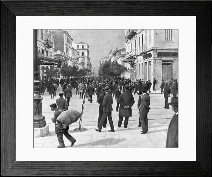 Framed Print : La journee du 1 decembre 1916, A Athenes; Les premieres manifestations de la foule sur la place de Creator: Unknown Framed Print : La journee du 1 decembre 1916, A Athenes; Les premieres manifestations de la foule sur la place de Creator: Unknown
