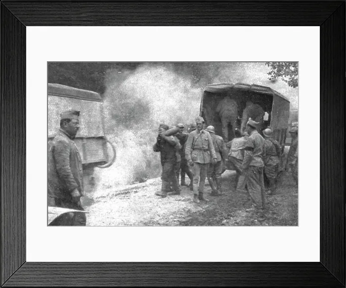 Framed Print : Au Volant; Ravitaillement en munitions d'une batterie en action, 1918. Creator: Unknown