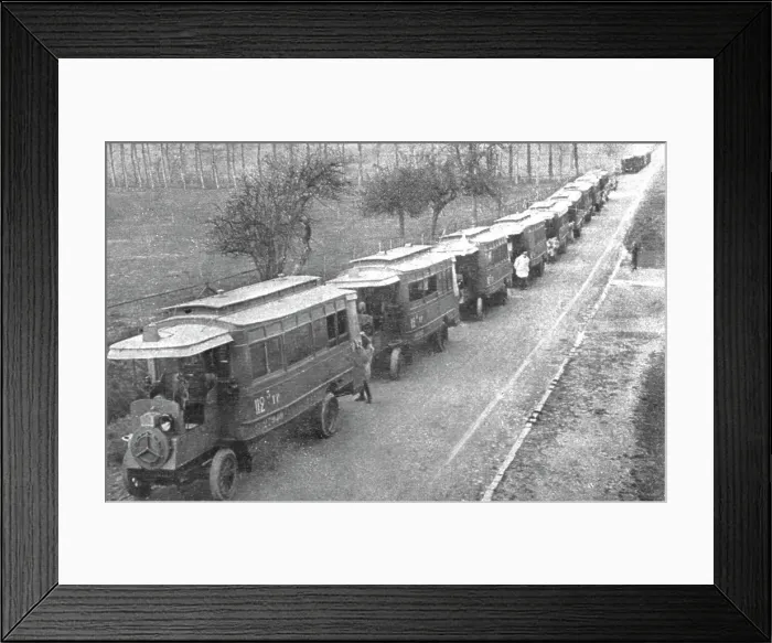 Framed Print : Au Volant; les autobus de Paris affectes aux transports de troupes, 1918. Creator: Unknown Framed Print : Au Volant; les autobus de Paris affectes aux transports de troupes, 1918. Creator: Unknown