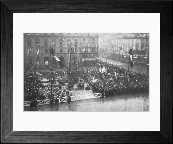 Framed Print : Les Heures Triomphales: La premiere fete, le 20 octobre 1918; sur la place de l'Hotel-de... 1918. Creator: Unknown Framed Print : Les Heures Triomphales: La premiere fete, le 20 octobre 1918; sur la place de l'Hotel-de... 1918. Creator: Unknown