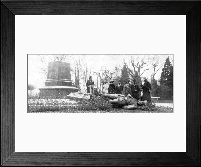 Framed Print : A Metz; Le prince Frederic-Charles, gisant sur le sol de l'Esplanade, 1918. Creator: Unknown Framed Print : A Metz; Le prince Frederic-Charles, gisant sur le sol de l'Esplanade, 1918. Creator: Unknown