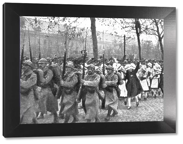 A Metz; L'entrée des Francais, le 19 novembre 1918: au defile des troupes se sont... 1918. Creator: Unknown
